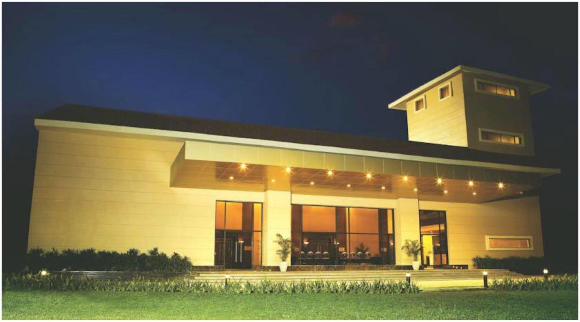 The Retreat Hotel & Convention Centre Mumbai Exterior foto