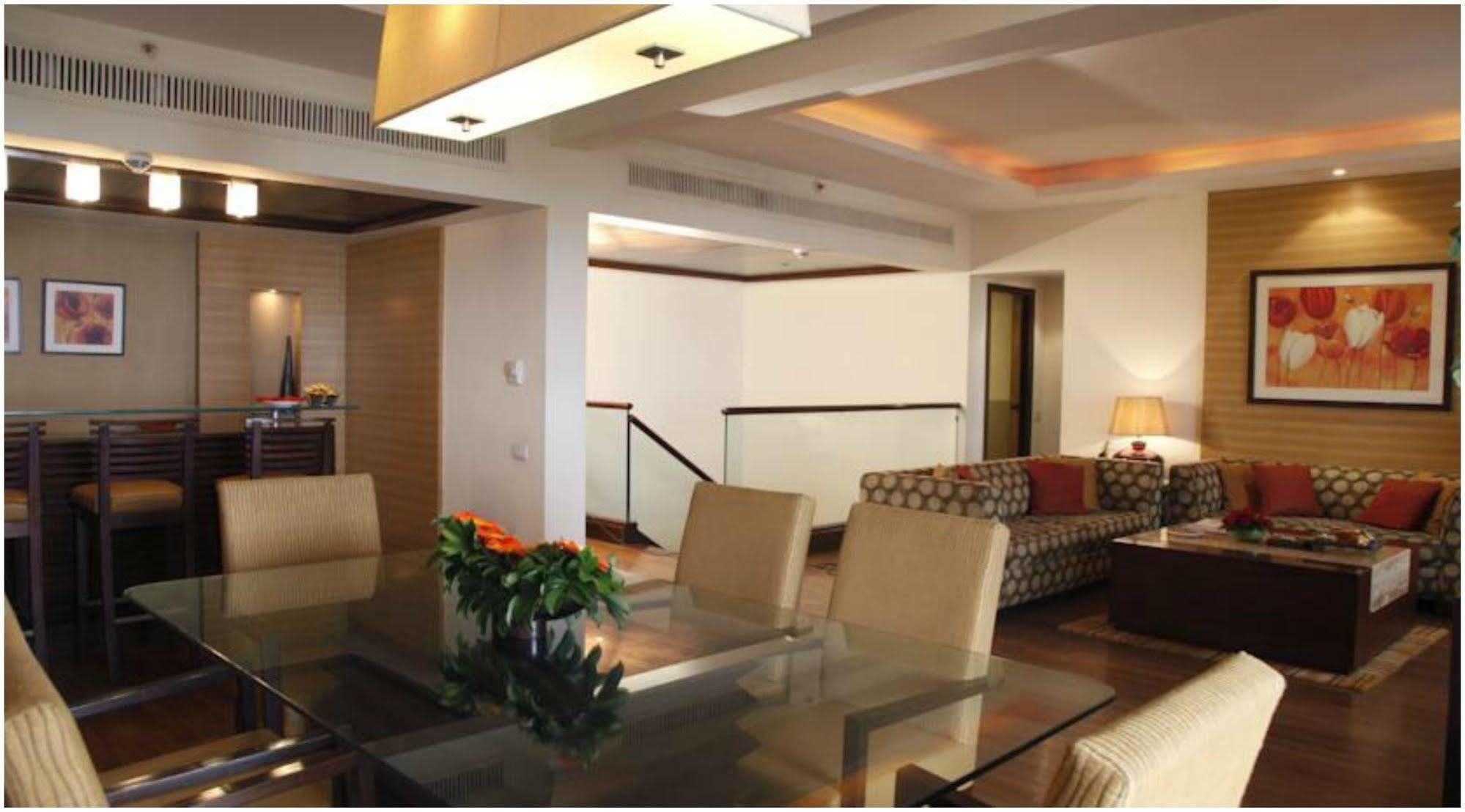 The Retreat Hotel & Convention Centre Mumbai Exterior foto