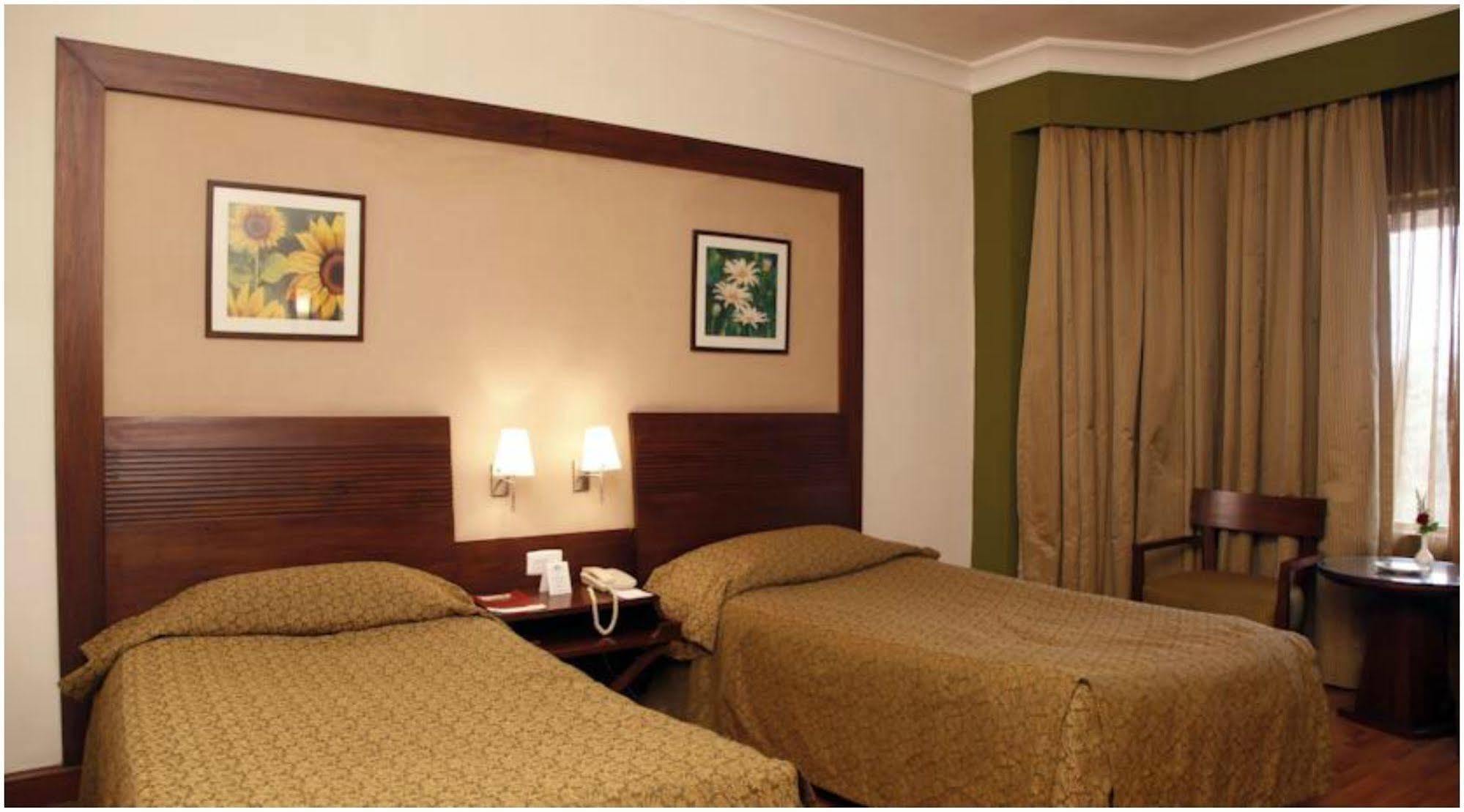 The Retreat Hotel & Convention Centre Mumbai Exterior foto