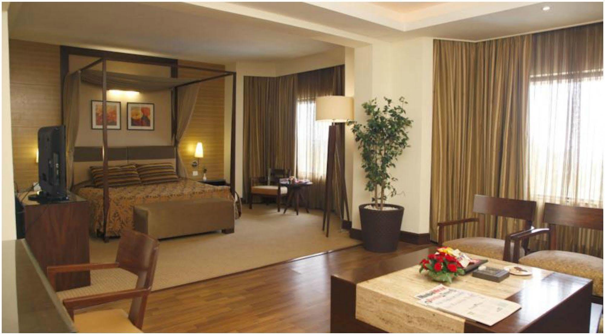 The Retreat Hotel & Convention Centre Mumbai Exterior foto
