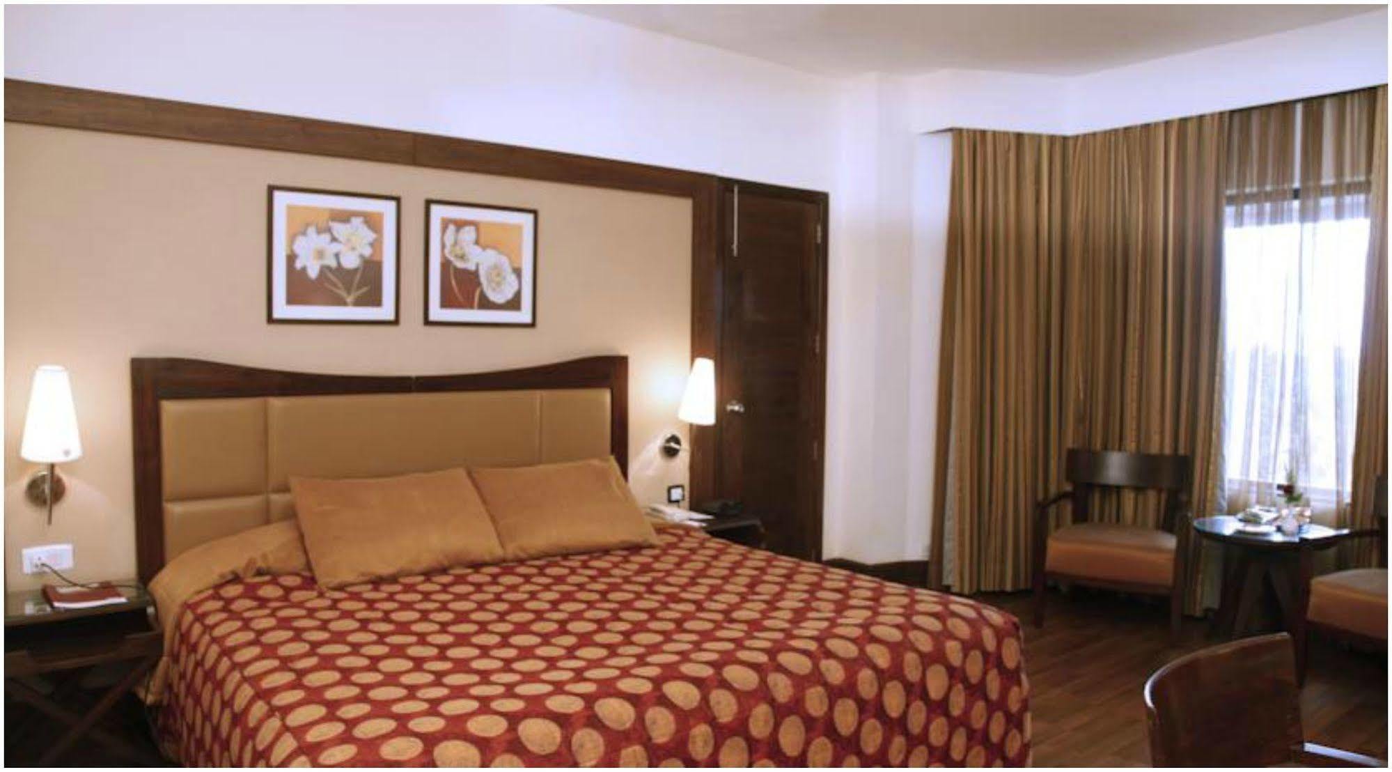 The Retreat Hotel & Convention Centre Mumbai Exterior foto