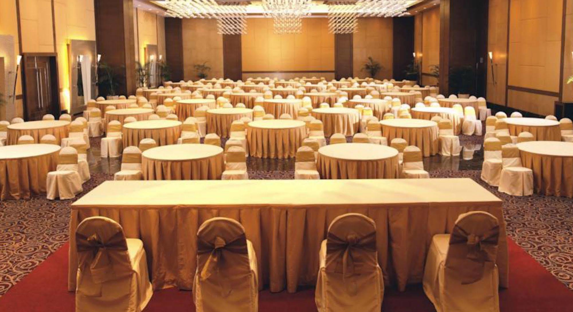 The Retreat Hotel & Convention Centre Mumbai Exterior foto