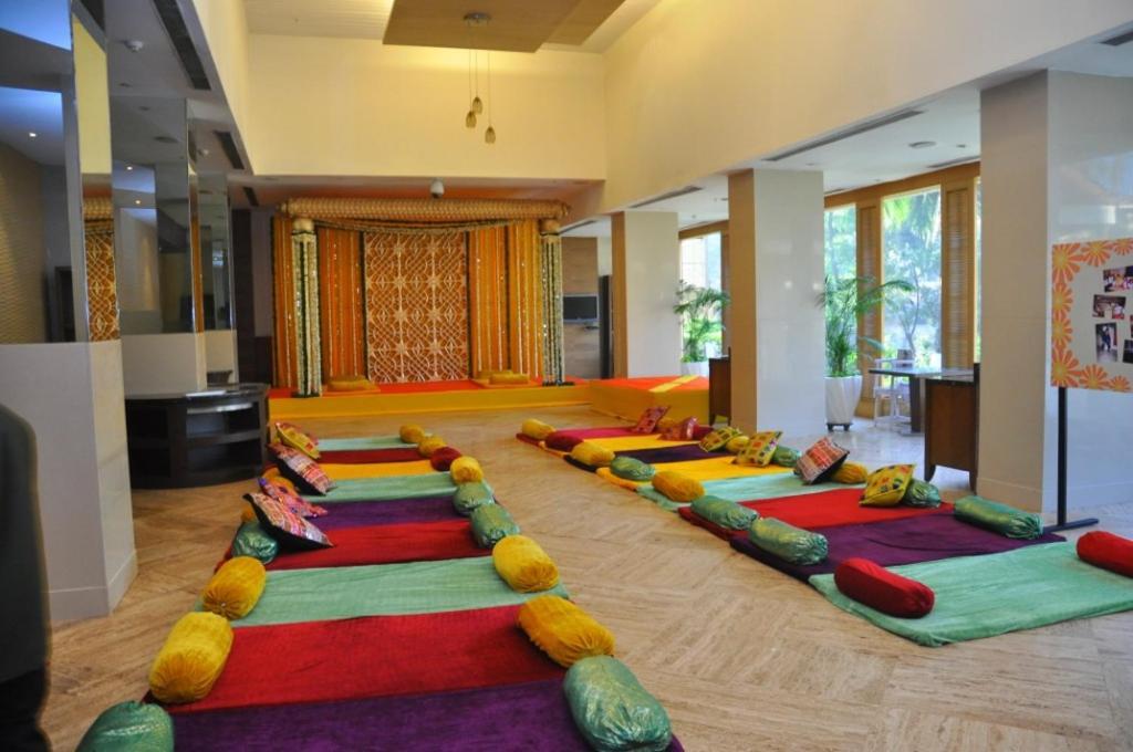 The Retreat Hotel & Convention Centre Mumbai Exterior foto